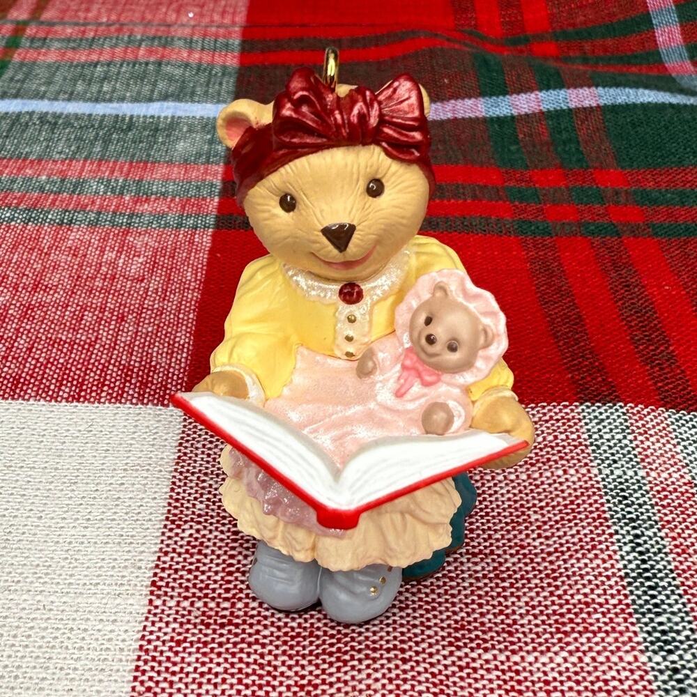 1993 THE BEARINGERS BEARNADETTE 4th in Collection Keepsake Hallmark Ornament - Picture 1 of 5